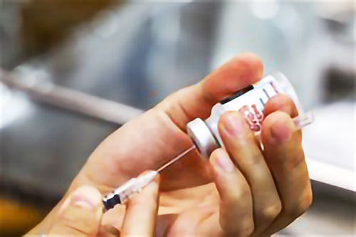 Tuyên truyền chiến dịch tiêm vắc xin và cài đặt Sổ sức khỏe điện tử 
